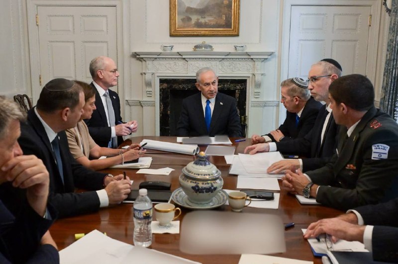 נתניהו וצוותו בישיבת הכנה לקראת הפגישה עם הנשיא טראמפ