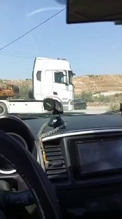 רכבי כיבוש וציוד לכיוון היישוב החדש ממזרח לעידנא ממערב לחברון.