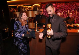 В Лос-Анджелесе прошла церемония награждения победителей премии «Золотой глобус»: • Лучшим драматическим фильмом стал «Хамнет» — драма режиссера Хлои Чжао, сюжет которой основан на одноименном романе Мэгги О'Фаррелл. Это вымышленная история жизни сына Уиль