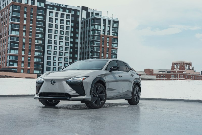 Lexus показал экстерьер обновлённого RZ 2026 года — можно спокойно рассмотреть электрокроссовер со в