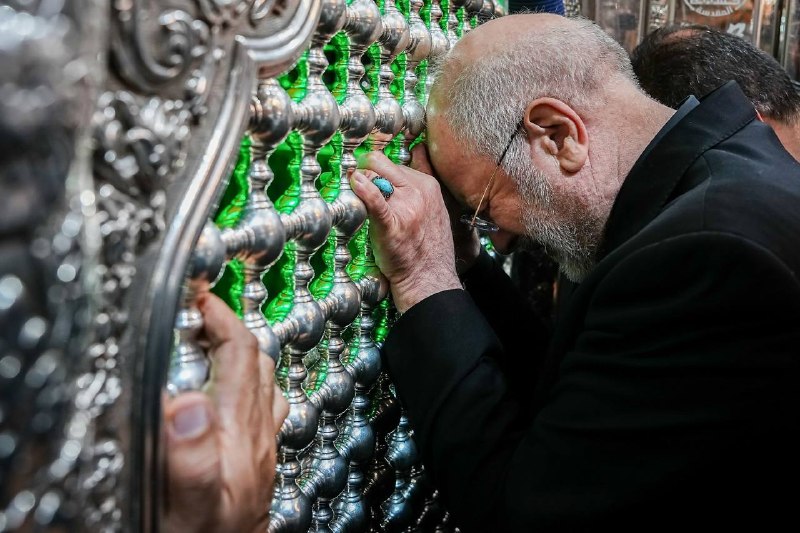 روزنامه فرهیختگان: در شب زیارتی حضرت اباعبدالله؛📸 تشرف رئیس مجلس و هیات پارلمانی ایران به زیارت مضجع شریف و نورانی امام حسین (ع) 🌐 Farhikht