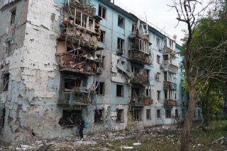 В результате авиаудара по Запорожью пострадали 18 человек, повреждены жилые дома и медучреждение, сообщают местные власти.Кроме того, не менее десяти человек получили ранения при авиаударе по Славянску (находится под контролем Украины) в Донецкой области, 
