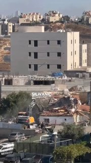 דחפורי כיבוש הרסו שלושה בתים עבור משפחת אלקם בשכונת אל-אשקריה בעיירה בית חנינא בירושלים.