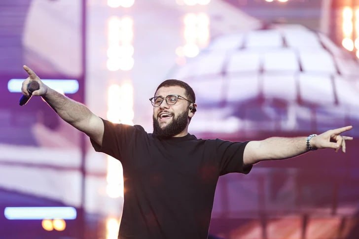 נאוואי העלה עמלות לאחר שערוריית סמים. מצא וצור קשר