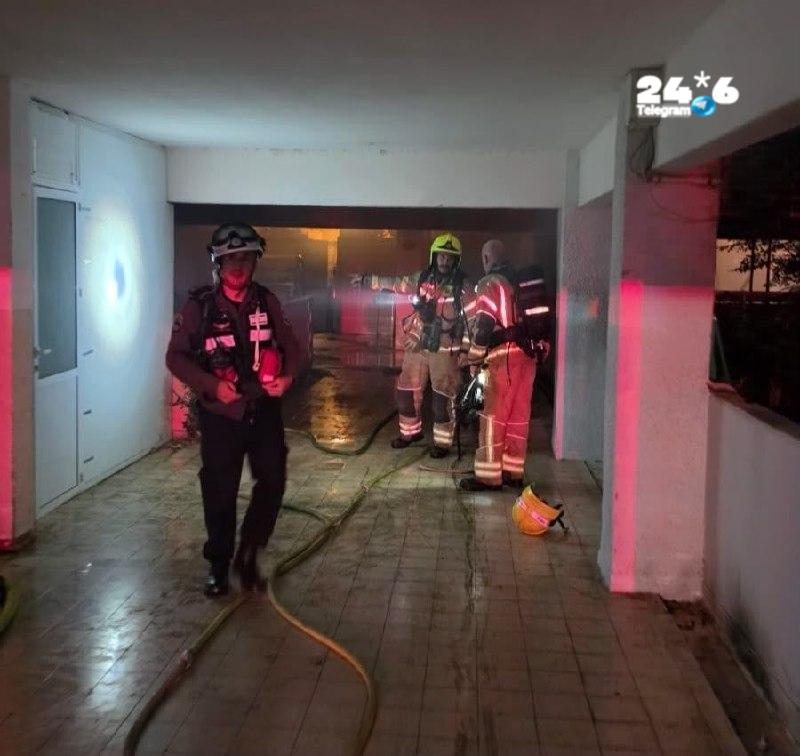 🇮🇱 A forest fire spread to a residential building in Karmiel, two apartments caught fire. 16 fire teams from the Central Galilee station and assistance from the Northern District have been working for the past 4 hours on a fire in a forest and a residential building on IDF Street in the city in order to control the fire.