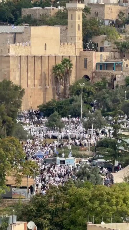 مستوطنون يؤدون صلوات جماعية في الحرم الإبراهيمي بالخليل