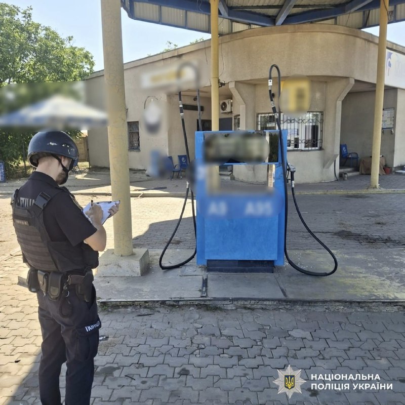 Російський дрон атакував автозаправну станцію у Миколаївському районі. Внаслідок удару постраждали троє людей, серед них є чотирирічна дитина