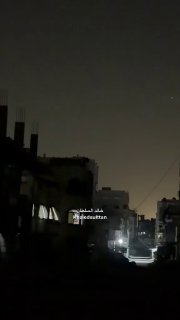 תוקפנות מתמשכת סצנה המתעדת את הרגע בו תקף ישראל בית בשכונת אל-צפתאווי, בצפון רצועת עזה.