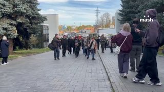 На прощание с Анатолием Кашпировским пришли десятки гипнотизёров и эзотериков со всей России — похороны проходят на Троекуровском кладбище. Церемонию прощания посетили сотни поклонников. На панихиде заметили известного колдуна Ивана Кулебякина. Анатолий Ка