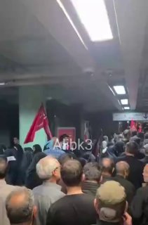 סצנות מתחנת המטרו בכיכר בסיג', ארבע שעות לפני טקס הלוויה של מנהיג המהפכה שנהרג, סייד עלי חמינאי; האזרחים פנ…