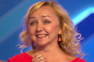 Погибла бывшая участница команды КВН «Утомленные солнцем» Елена Рыбалко, ее сбила машина в Адлере, сообщает SHOT со ссылкой на мужа артистки.По предварительным данным, она переходила дорогу в неположенном месте. Рыбалко было 53 года.Официальной информации 