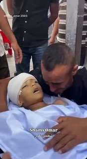 אב נפרד מילדתו שנהרגה היום בעיר עזה, לאחר שנפגעה מקליע בראשה. כאב בל יתואר.