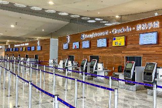 #通行线·航空#【为了机场快线重整航站楼编号，巴黎戴高乐机场将更新命名系统】相信去过巴黎戴高乐机场的小伙伴都被其复杂的航站楼命名折磨过：Terminal 2A、2B、2C、2D、2EL、2EM、2EK、2F、2G……这一串像乱码一样的编号不仅让初来乍到的旅客头晕，连本地人也偶尔会走错。而随着去年12月2日2A航站楼重新开放，更加剧了乘客识别的困难。或许是机场方面也注意到了这个问题，借着明年即将开通一条直达快线的契机，戴高乐机场宣布将更新现有的航站楼及停车场命名系统。目前，绝大多数搭乘公共交通的旅客通过RER