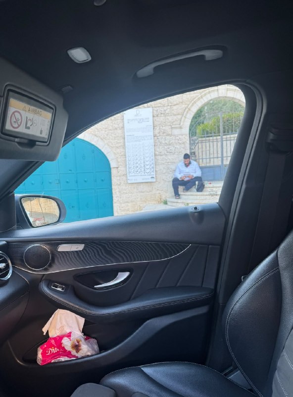 מתנחל מסתער על הכניסה למרכז חליל סקאקיני בשכונת אלמסיון ברמאללה