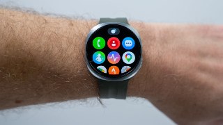 Samsung представила смарт-часы Galaxy Watch 9 и Watch Ultra 2Базовая модель не так сильно отличается от предшественницы — размеры остались прежними, а экран, как и раньше, имеет яркость до 3000 нит. Из изменений — увеличенный аккумулятор и переход на чип S
