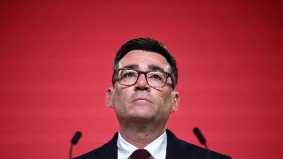 Кир Стармер объявил о завершении своей работы на посту премьера Великобритании.  «Я достойно ухожу, с улыбкой и с гордостью за все, что у нас получилось достичь».   Стармер занимал должность британского премьер-министра с 2024 года.