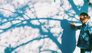 记录_8mm 胶片记录，巴利阿里群岛的比利时隐士77 岁的比利时画家 Gilbert Herreyns 在巴利阿里群岛最偏僻、最美丽的地方隐居，思考人生并进行创作。在那里生活了近半个世纪后，这位艺术家琢磨出了一种独特的手法，在绘画和自然交织的地方创作他的作品。本片所有镜头都是用 Super 8 mm Film 摄影机和 35 mm 静态照片拍摄的。From Guillermo Irriguible。via 开眼Invalid media: video