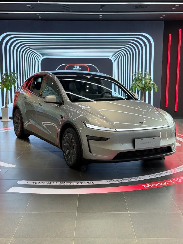 Tesla Model YL — полноразмерный 6-местный электромобиль-внедорожник.