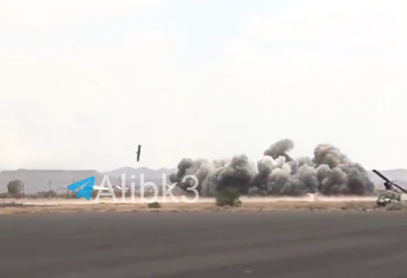 צילומים ברורים מתעדים את הרגע בו פתחה סעודיה בתקיפות אוויריות בנמל התעופה בצנעא.