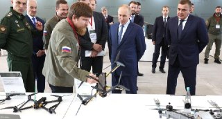 💣🪖 Взорванный на Урале Z-блогер по кличке Упырь проходил по делу об изготовлении порно. Его завод по производству дронов заработал рекордные деньги в прошлом годуВ поселке Большой Исток под Екатеринбургом совершено покушение на автора Z-канала «Повернутые 