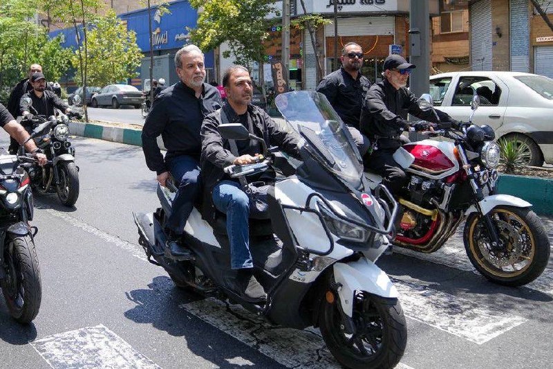 — 🇮🇷 חדש: שר החוץ של איראן, עבאס עראקצ'י, על גבו של אופנוע במהלך מסע הלוויה היום בטהראן