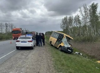 Один ребенок погиб при столкновении автобуса с детьми и грузовика в Омской областиКак сообщил губернатор Виталий Хоценко, авария произошла на трассе в сторону Тюкалинска. Дети возвращались с соревнований по футболу. Один ребенок скончался на месте, еще сем