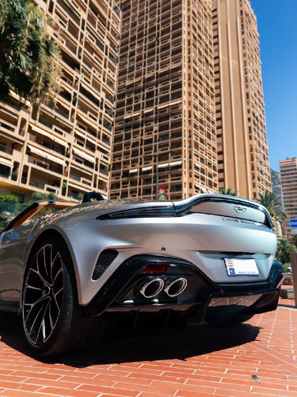 Aston Martin Vantage Roadster, кузов окрашен в цвет Q Spirit Silver, обивка салона выполнена из кожи 4
