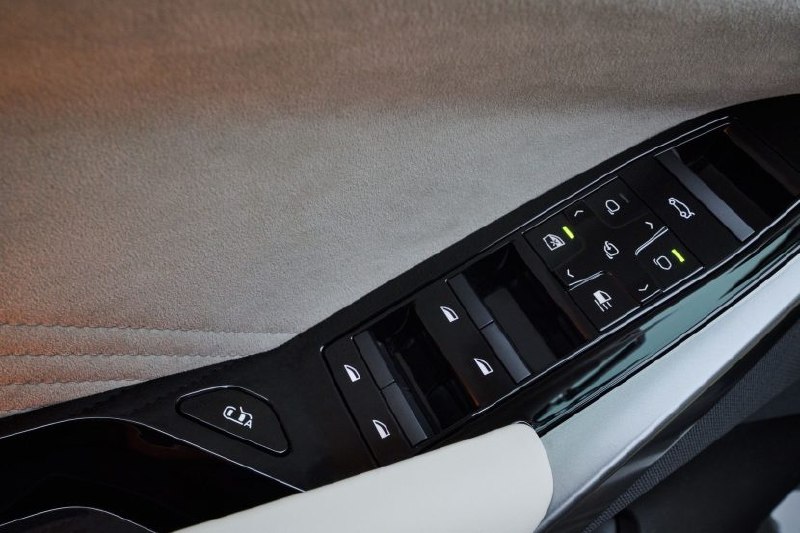 Audi Q7 попытался уколоть новым X5 отсутствием автодверей — но G65 исправился бы