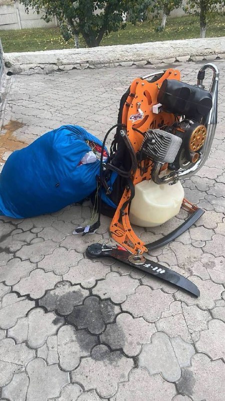 אדם טס מאוקראינה למולדובה במצנח רחיפה משמר הגבול של מולדובה עצרו אותו כ-2 ק"מ מגבול המדינה. במהלך הבדיקה הו…