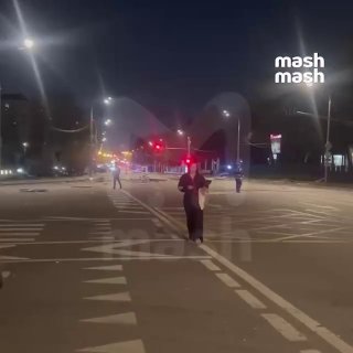 Взрыв на Мосфильмовской улице в многоэтажке ЖК "Мосфильмовский" в Москве.Жители Раменок услышали громкий звук около 20 минут назад. От ударной волны пострадал фасад квартиры не верхних этажах, на улицу разлетелись стёкла. На месте работают экстренные служб