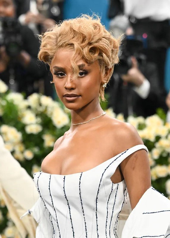 Волосы, которым стоит уделить вниманиеВолосы, которым стоит уделить внимание