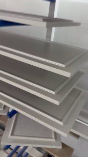 Это наша мебель сохнет в цеху на производстве и на следующей неделе приедет на монтаж Ждём не дождемся А я пока грузила видео вспомнила, что ручки ... - изображение 1 - это, наша, мебель