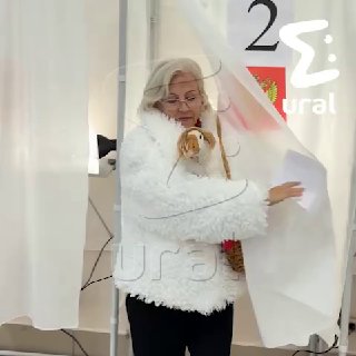 Второй день выборов — к утру уже отметились почти 3 млн человек через онлайн-голосование. Самые бодрые в Новгородской и Смоленской областях (явка по 82%) и в Марий Эл (около 81%).Офлайн же превратился в праздник жизни. Парню из Хабаровска только исполнилос
