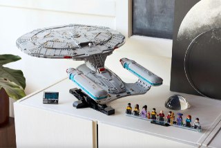 USS Enterprise можно будет собрать из LEGOLEGO выпустит первый набор по «Стартреку» — копию USS Enterprise NCC-1701-D из сериала «Звёздный путь: Следующее поколение». Он поступит в продажу 28 ноября по цене 399 долларов (~32 500 рублей).Звездолёт из 3600 д