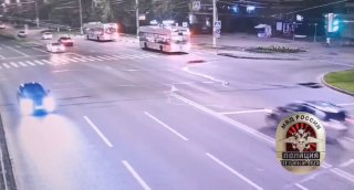 В Чебоксарах легковушка протаранила остановку с людьми, в результате погибла женщина, сообщила местная полиция. Одного мужчину доставили в больницу без сознания. «Предварительный виновник пояснил, что уснул за рулем», — рассказали в МВД.