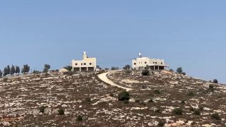 مستوطنون يستولون على منزل عائلة الطوباسي بجالود