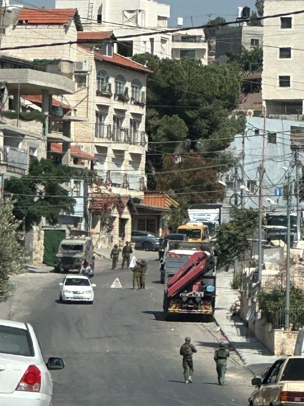 כוחות הכיבוש חוסמים את תנועת כלי הרכב במהלך הסתערותם על העיירה חוסאן, ממערב לבית לחם.