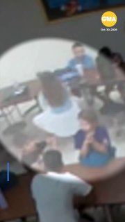 הוריה של ילדה בת 8 שמתה לאחר שנחנקה בבית הספר שלה פרסמו סרטון של הרגעים הנוראיים האלה כשהם דורשים אחריות. א…