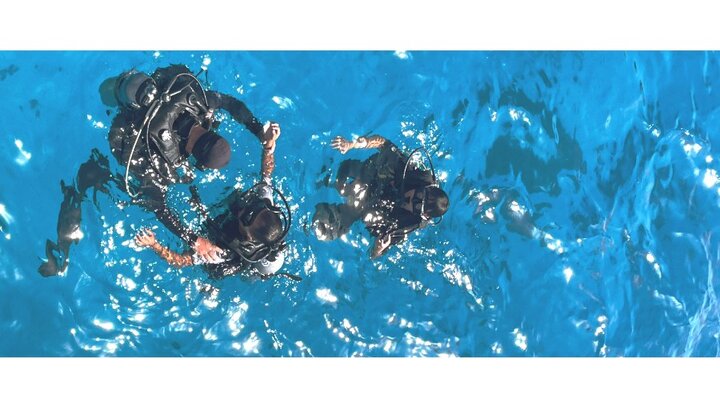 埃及｜藍色教室裡的光：捨不得說再見的是教練，還是那個在海底無懼的自己？