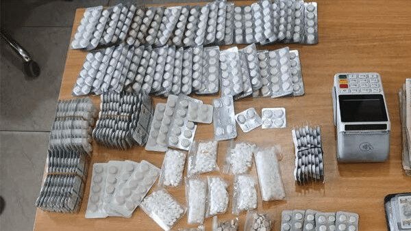 اخبار اصفهان: کشف ۸ هزار قرص غيرمجاز از زيرزمين يک منزل در خمینیشهر🔹فرمانده انتظامی شهرستان خمینیشهر از کشف ۸ هزار عدد قرص غيرمجاز د