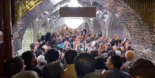 עצב ודמעות ממלאים את פני המבקרים במקדשו של מנהיג המהפכה שנהרג, סייד עלי חמינאי (ירושלים, סודו). אווירת קודש…