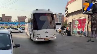 אוטובוס פרספוליס נכנס לאצטדיון וואטאני ומוחמד עומרי מנופף לשחקני פרספוליס של קמשהר
