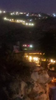 מתנחלים מבלים ב"שכונת אל-ג'לטיה" מזרחית לעיירה עידנא, ממערב לחברון, וצבא הכיבוש עוצר צעיר מהאזור.