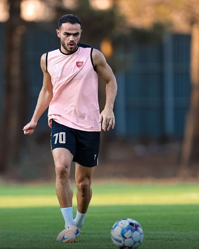 فوتبالی | Footballi.net: 🔴⚽️ اورونوف بدون مشکل در تمرین؛ ستاره ازبک رسانه پرسپولیس را دریبل زد! ❌درحالی که رسانه رسمی باشگاه پرسپولیس به اشتباه ا