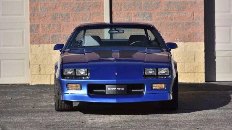 В США продают новый Camaro из 90-х