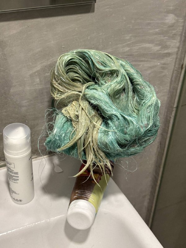 Парики для питерской съемки красятся в московском отеле, потому что мне катастрофически не хватает часов в сутках 🤣