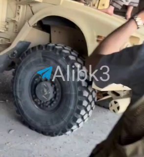 כלי רכב משוריינים של איחוד האמירויות בשליטת הכוחות התימנים.