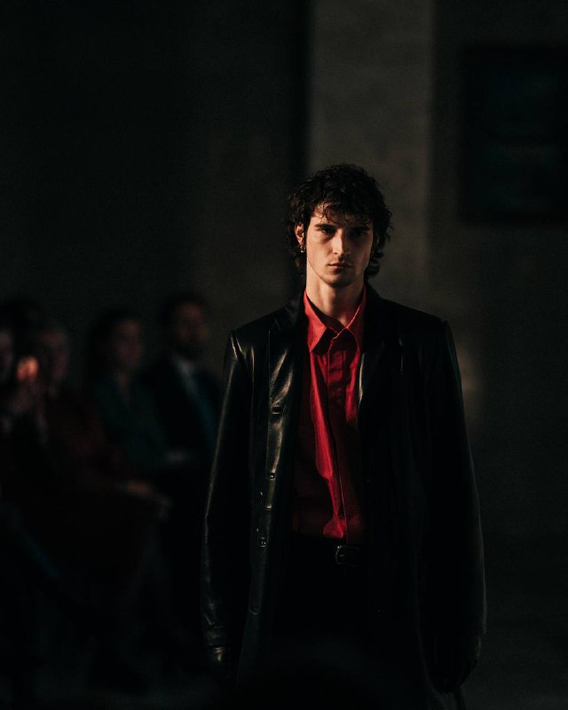 Ваша гостья Мария Туева 🌹Яндекс Маркет провел в Санкт-Петербурге показ сезона «осень-зима 2025/26» с актуальными коллекциями от локальных и зарубежных брендов.Мероприятие Fashion Show прошло в Российской национальной библиотеке — и впервые в Северной столице.Всего в показе были представлены 100 образов из коллекций 60 брендов. Среди них как молодые локальные марки, так и крупные бренды, родом из Петербурга. Также на подиуме появились образы из Ultima Яндекс Маркета и коллекции популярных зарубежных брендов. За все образы отвечали стилисты Никита и Илья Хованские (номинанты рейтинга Forbes «30 до 30» 2025 года, в категории «Мода и дизайн»), а продюсером показа выступил Артем Кривда.P.S. По волосам — мы все еще в депрессии 🥀Ваша гостья Мария Туева 🌹Яндекс Маркет провел в Санкт-Петербурге показ сезона «осень-зима 2025/26» с актуальными коллекциями от локальных и зарубежных брендов.Мероприятие Fashion Show прошло в Российской национальной библиотеке — и впервые в Северной столице.Всего в показе были представлены 100 образов из коллекций 60 брендов. Среди них как молодые локальные марки, так и крупные бренды, родом из Петербурга. Также на подиуме появились образы из Ultima Яндекс Маркета и коллекции популярных зарубежных брендов. За все образы отвечали стилисты Никита и Илья Хованские (номинанты рейтинга Forbes «30 до 30» 2025 года, в категории «Мода и дизайн»), а продюсером показа выступил Артем Кривда.P.S. По волосам — мы все еще в депрессии 🥀