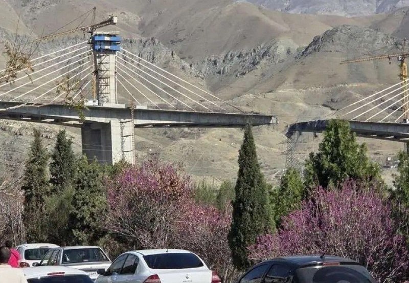 شهرآرانیوز: 🔶سرنوشت پل B۱ کرج به دست ۱۵ متخصص افتاد👤بازوند، معاون وزیر راه و شهرسازی: 🔹 یک هیئت فنی متشکل از حدود ۱۵ مشاور و متخصص ب
