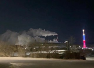 Почти половина Читы осталась без электричества из-за аварии на местной ТЭЦ, некоторые жители также жалуются на снижение температуры в батареях, сообщает «Чита.ру».По предварительным данным, причиной аварии была перегрузка кабеля на турбогенераторе, рассказ